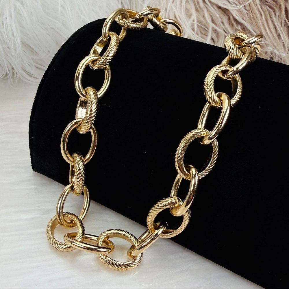 Vintage banana, republic Chunky weighted Goldtone Chain toggle closure Necklace - Picture 6 of 8